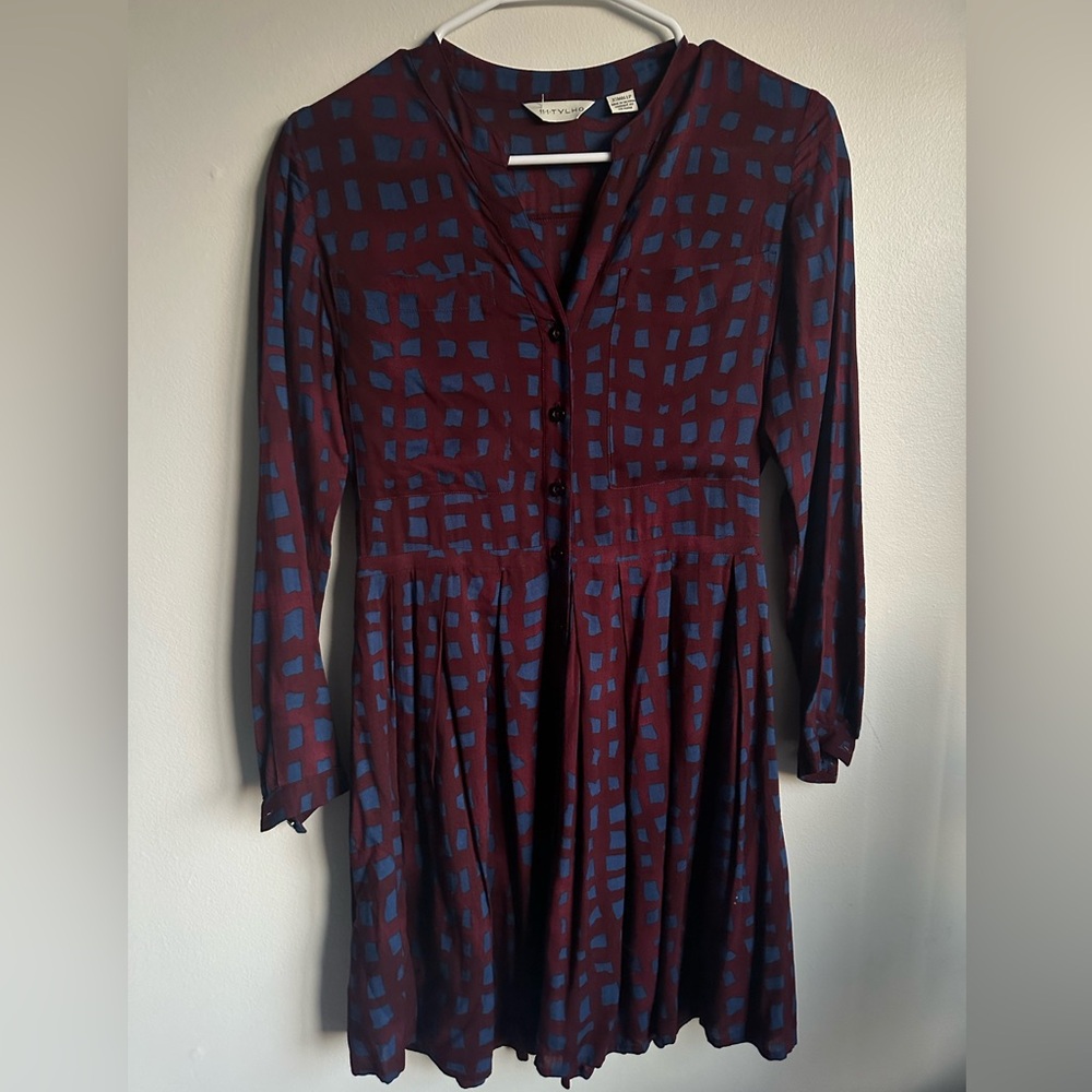 Patterned dress with buttons